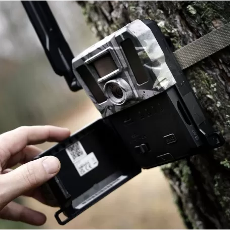 Câmera de captura fotográfica Hikmicro TRAIL CAMERA M15 4G com foto de 5 MP + vídeo 1080p. Detecção PIR de até 25 m. Conexão com o aplicativo HIKMICRO SIGHT.