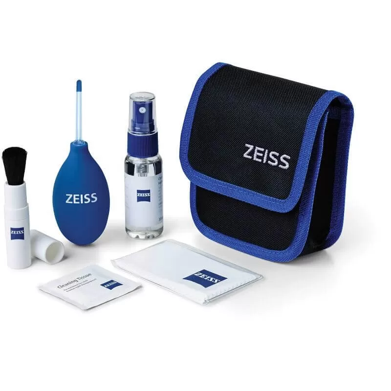Kit de limpeza de lentes, inclui escova, pano de microfibra, 10 lenços umedecidos, spray e estojo - 2096-685 - Zeiss - Acessórios ZEISS Kit de limpeza de lentes, inclui escova, pano de microfibra, 10 lenços umedecidos, spray e estojo - 2096-685 - Zeiss - Acessórios ZEISS