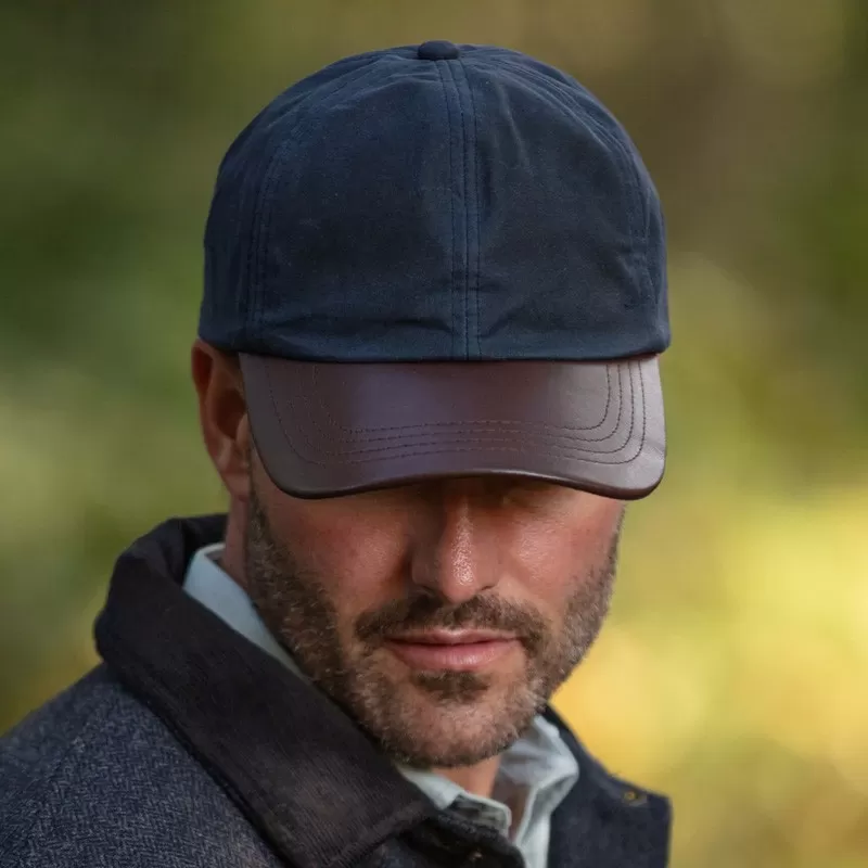 Boné Oxford Blue Peak Baseball Couro Ceroso Azul Marinho Boné Oxford Blue Peak Baseball Couro Ceroso Azul Marinho