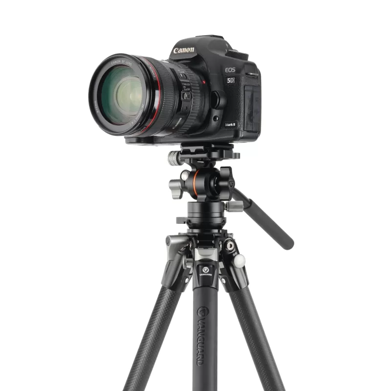 Tripé de vídeo compacto Vanguard Alta Pro 3VLT 235CV12 Carbon, cabeça esférica Veo PV-12