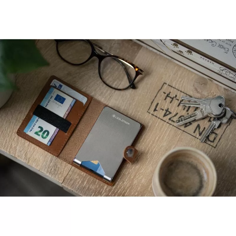 Led Lenser Cartera tarjetero de piel con linterna y protector de tarjetas 150 lm - color caramelo