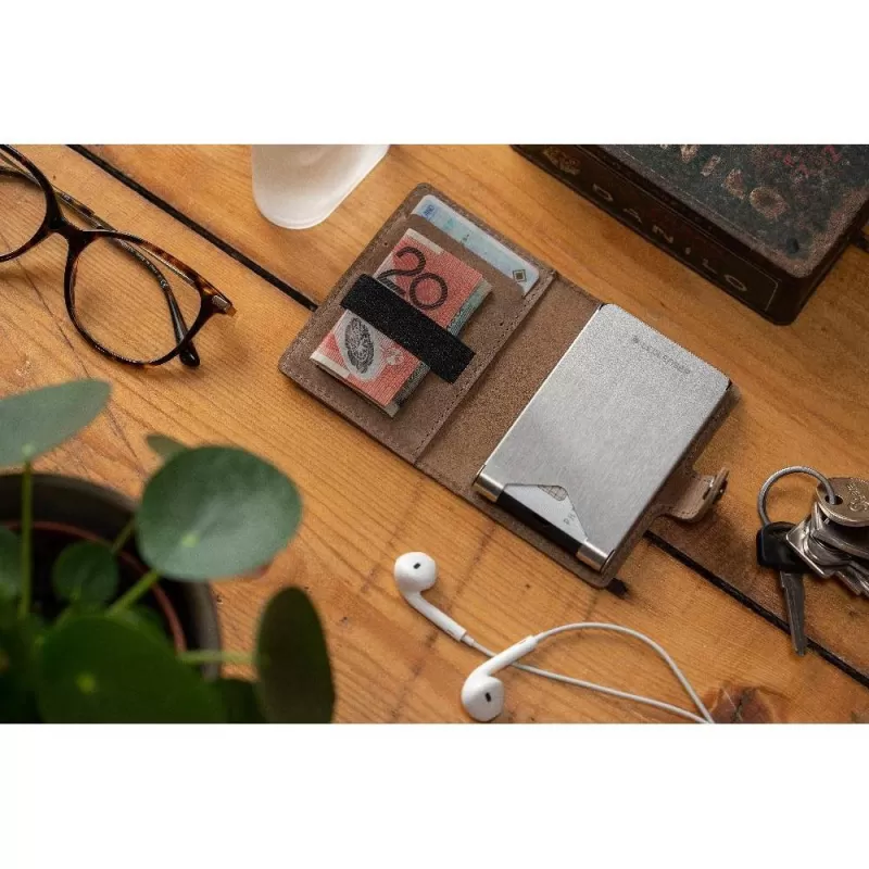 Carteira porta-cartões de couro Led Lenser com lanterna e protetor de cartão 150 lm - Marrom