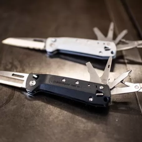 LEATHERMAN K4X prata, borda combinada, sem bainha, caixa de papelão