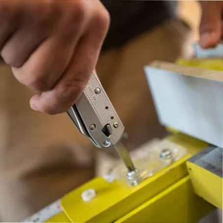 LEATHERMAN K4X prata, borda combinada, sem bainha, caixa de papelão