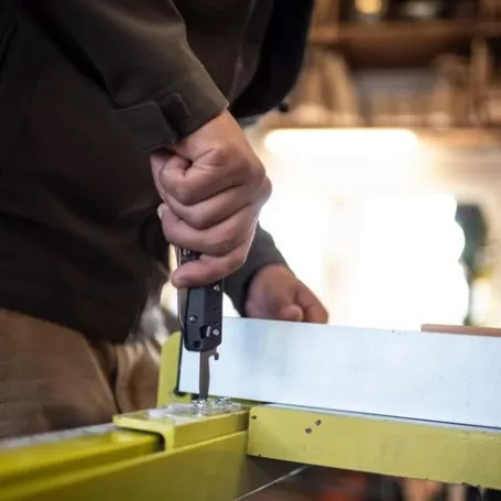 LEATHERMAN K2 cinza escuro, borda lisa, sem bainha, caixa de papelão