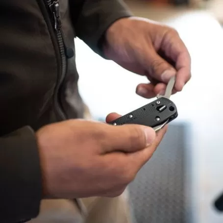 LEATHERMAN K2 cinza escuro, borda lisa, sem bainha, caixa de papelão