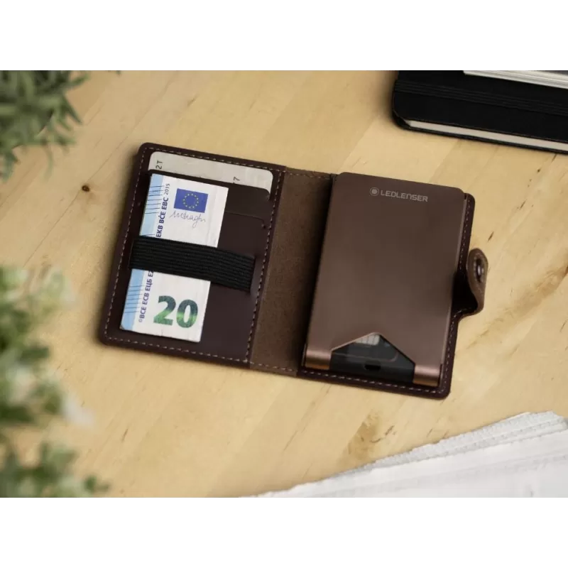 Carteira Led Lenser Lite Plus com lanterna + porta-cartões + carregamento sem fio 150 lm, castanho