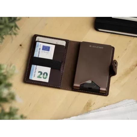 Carteira Led Lenser Lite Plus com lanterna + porta-cartões + carregamento sem fio 150 lm, castanho