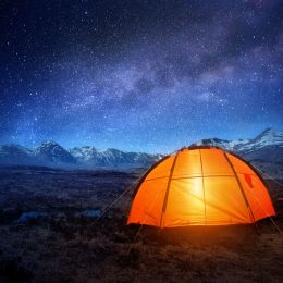 El-equipo-imprescindible-para-acampar-bajo-las-estrellas