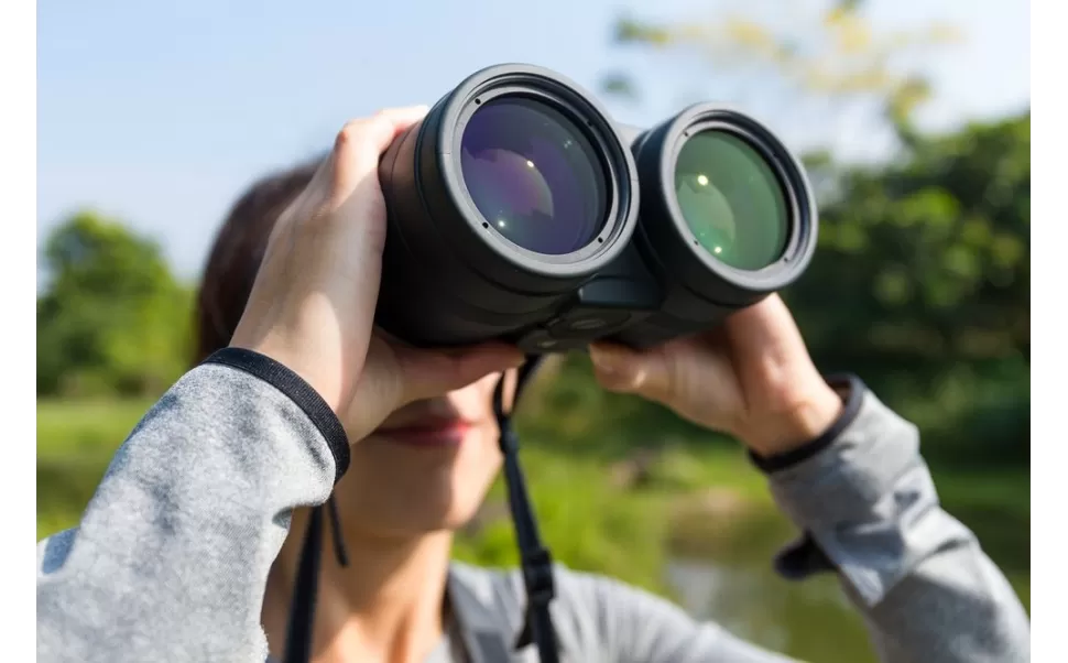 ¿Qué diferencia hay entre un binocular y un prismático?